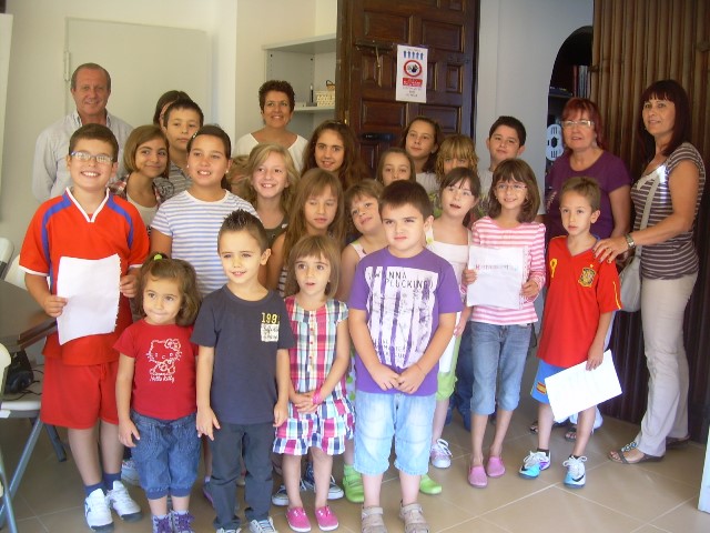 11.3.15.Alumnos 28 Febrero con alcalde y concejala cultura en Candil Radio