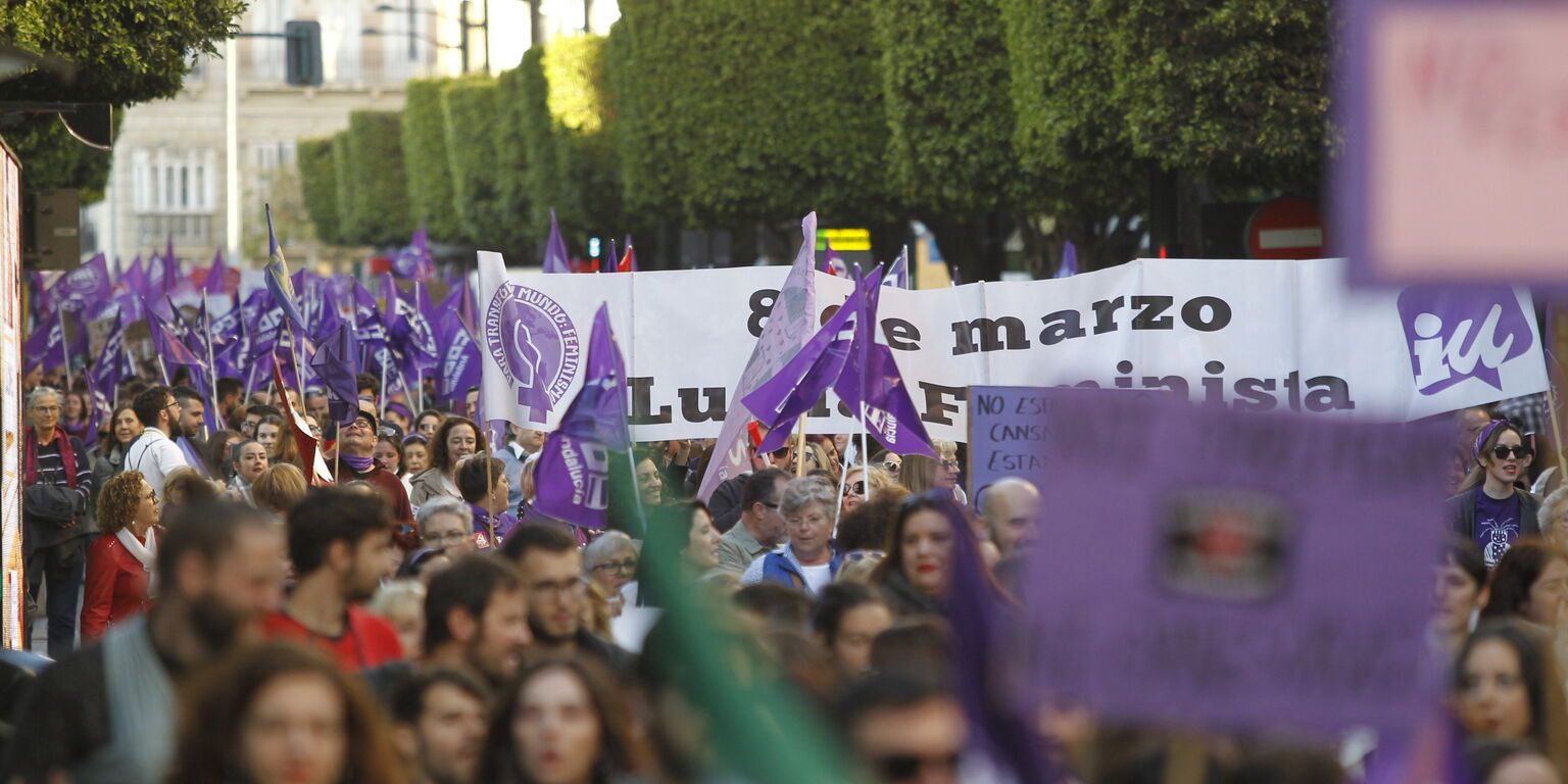 Almeria-bana-morado-eliminar-machismo 1444366491 118265959 1536x1024