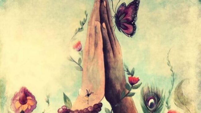 Manos-juntas-con-una-mariposa