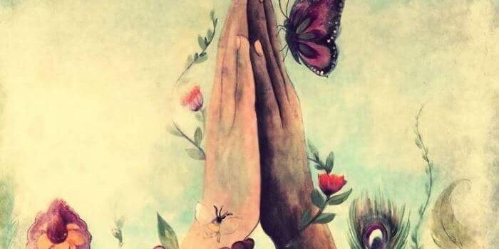 Manos-juntas-con-una-mariposa