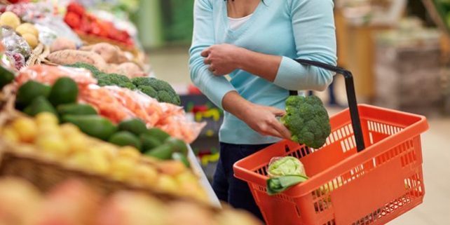 7-10-espanoles-gasta-150-450-euros-la-cesta-la-compra-643×342