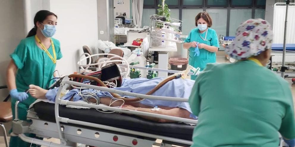 EuropaPress 3289228 sanitarias hospital reina sofia cordoba atienden paciente covid 20200827160503-k0wH-8IZ7JCC6TGXZDBNN-992×558@LaVanguardia-Web