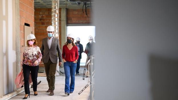 19-2-2021 Alcalde, Ana Martínez y Paola Layunez visita obras edificio Tercer Sector-ktBB-U130591003719XFD-624×385@Ideal