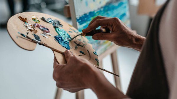 depositphotos 177603496-stock-photo-cropped-shot-of-artist-holding