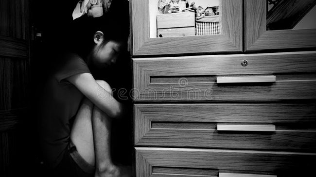 Respira Una niña dentro del armario