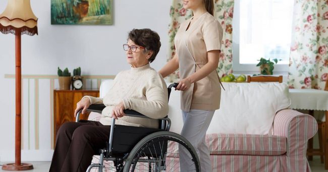 Mujer-mayor-en-silla-de-ruedas-Ley-dependencia-Envato-bialasiewicz