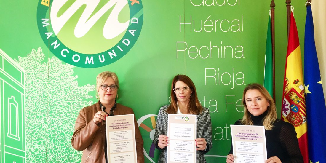 Presidenta de Mancomunidad flanqueada por las trabajadoras del CIM Mancomunidad Bajo andarax ante violencia de Género