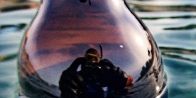 Carlos-Paz-reflejado-botella-mar 1758435246 174869167 667x375