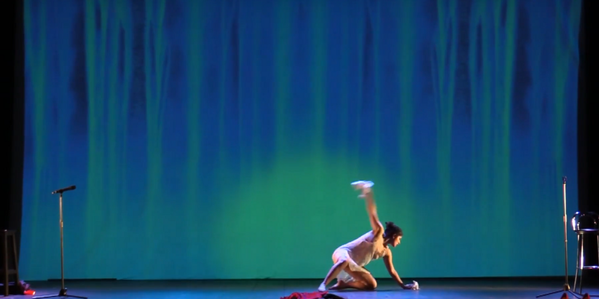 estreno-Mujer-descalza-frente-mar 1495960637 125071717 1200x675