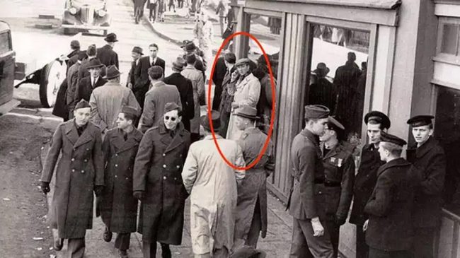 supuesto-viajero-en-el-tiempo-que-sostiene-un-objeto-junto-a-la-oreja-donde-algunos-creen-ver-un-movil