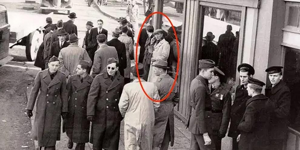 supuesto-viajero-en-el-tiempo-que-sostiene-un-objeto-junto-a-la-oreja-donde-algunos-creen-ver-un-movil