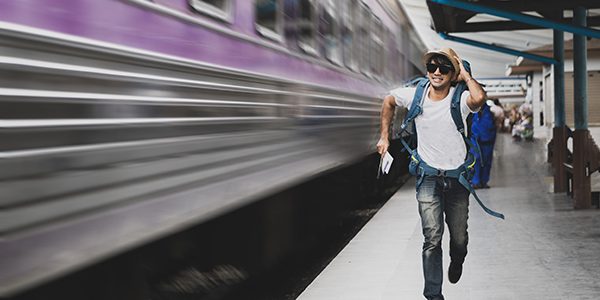 mochilero-corriendo-detras-del-tren