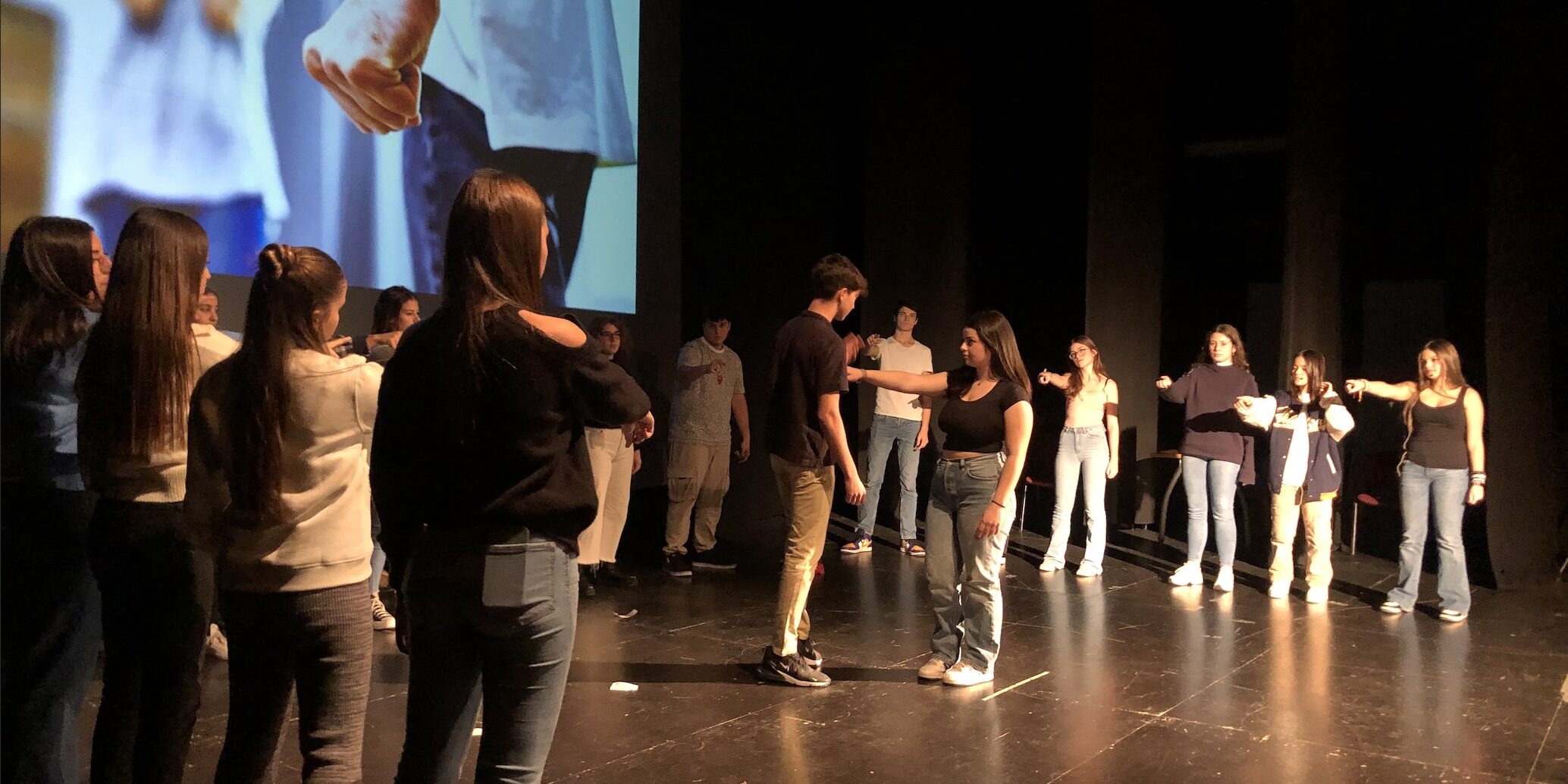 Alumnado-del-IES-Carlos-III-actuando-en-directo.