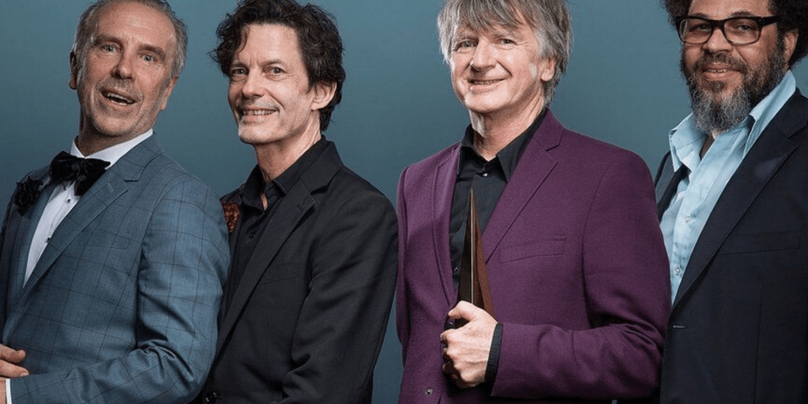 Crowded-House-min Crowded House no necesitan arriesgar en sus diferentes propuestas musicales, para conseguir trabajos unitarios y coherentes, avalados por un puñado de canciones concebidas desde la atalaya de los hits señeros y multitudinarios. En el repertorio del grupo de Melbourne no existen grietas ni extrañezas autorales, como tampoco hay rastro de delirios por redefinir su ADN sonoro con experimentos ilusorios; regla que el quinteto isleño ha mantenido inalterable a lo largo de sus más de tres décadas de currículo compartido.
