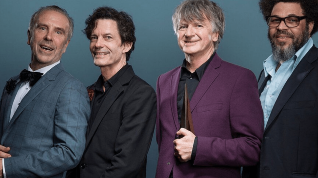 Crowded House no necesitan arriesgar en sus diferentes propuestas musicales, para conseguir trabajos unitarios y coherentes, avalados por un puñado de canciones concebidas desde la atalaya de los hits señeros y multitudinarios. En el repertorio del grupo de Melbourne no existen grietas ni extrañezas autorales, como tampoco hay rastro de delirios por redefinir su ADN sonoro con experimentos ilusorios; regla que el quinteto isleño ha mantenido inalterable a lo largo de sus más de tres décadas de currículo compartido.