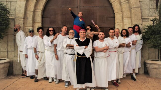 Los Inhumanos son el único grupo musical que es capaz de mezclarse con el público, conseguir que este participe en todas las fases del concierto, que cante con ellos, que baile con ellos, que disfrute con ellos, que comparta el escenario y se monte una fiesta en las casi dos horas de cada concierto en las que no paran de tocar y saltar. Unen a una excepcional banda con magníficos músicos, unos estupendos y divertidos coros y saltimbanquis, hasta sumar más de 15 personas en el escenario. Además, sus canciones son auténticos himnos del pop español y la gente corea todas y cada una de las canciones y las interpreta y baila con ellos. En resumen, una banda espectáculo en sí misma que, tras 42 años sigue muy, pero que muy viva.