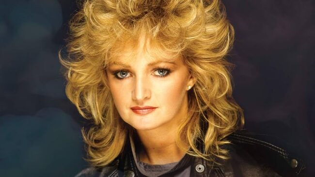 bonnie tyler Pocas artistas pueden presumir de un legado artístico tan extenso y de tener éxitos tan icónicos como 'It's A Heartache', 'Total Eclipse Of The Heart' o 'Holding Out For A Hero', que siguen vigentes generación tras generación. En total, la ilustre galesa ha vendido más de ochenta millones de discos durante una larga carrera que no parece dispuesta a abandonar. Ahora, a sus 70 años, Bonnie Tyler sigue en activo y con una energía y una actitud rockera a prueba de bombas. Larga vida, Bonnie, God save your heart.
