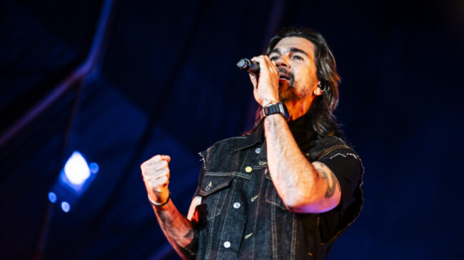 -juanes-en-el-escenario-ambar-9 Juanes canta, compone, produce y es el guitarrista y arreglista de todas las canciones que forman parte de su discografía. Esta total dedicación a su trabajo, además de su indudable talento artístico, es una de las razones de su triunfal carrera musical que le ha llevado a ganar numerosos e importantes premios como los Amigo, MTV, Grammy latinos, Billboard latinos, Lo Nuestro e incluso un Ondas español. El amor como tema principal de sus composiciones y la combinación de ritmos colombianos, rock y pop que salen de su guitarra hacen que sus canciones sean verdaderos éxitos con los que arrasa entre el público de sus giras de conciertos a nivel internacional.