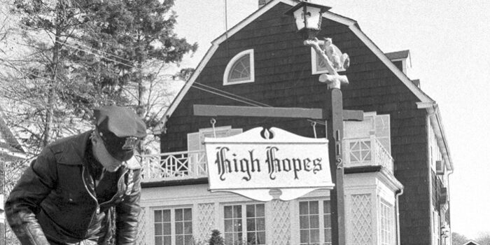 TEMPUS FUGIT 11×13 Los cuervos de Amityville, con John Dee Esta semana tenemos el honor de recibir en Tempus Fugit a John Dee, alma mater del podcast Incognito File y autor del extraordinario libro “Los cuervos de Amityville”, un completísimo estudio este famoso misterio que igual no es tan misterio. Las verdades y las mentiras del caso, como verán, las pondrá John sobre la mesa. No os lo perdáis.