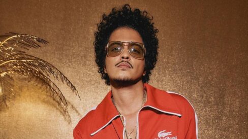 Aunque ahora puede presumir de haberse consagrado como uno de los artistas más exitosos de la escena musical contemporánea, Bruno Mars reconoce abiertamente que su camino hacia el estrellato se vio plagado de dificultades, entre otras razones, por la confusión que existía entre los directivos de algunos sellos discográficos en torno a su origen étnico y cultural. Dichas dudas han sido claramente disipadas gracias al talento y originalidad de un artista que ha sabido, como nadie, homenajear a sus ídolos, vivir de la fusión de estilos y crear auténticas obras maestras musicales.