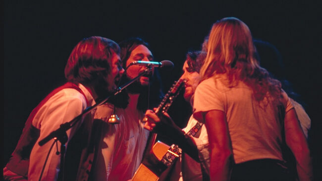 Supertramp0062 Supertramp se forma a finales de 1969 de la mano de un percusionista, convertido en pianista autodidacta, llamado Rick Davies. Decidido a triunfar en la música y apoyado económicamente por un excéntrico millonario holandés llamado Stanley A. Miesaeges, reúne mediante un anuncio en la prensa musical a un heterogéneo grupo de músicos británicos bajo la denominación de Daddy. Así conoce aun tímido chaval de clase media y estudiante de colegio de pago llamado Roger Hodgson. De todos los músicos que escuchó en la audición, éste le llama la atención por su aguda voz y le ficha como bajista para el proyecto. Como el nombre es bastante común, su guitarrista Richard Palmer-James les convence para sustituirlo por el de Supertramp, influido por un libro que está leyendo de William H. Davies titulado “Autobiography of a supertramp”. Para la batería escogerían a Bob Millar.