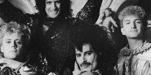 queen Durante el verano del 68 Brian May y Tim Staffel habían formado un grupo llamado Smile. A través de un anuncio en el Imperial College de Londres conocen a Roger Taylor, y se quedan asombrados con su forma de tocar. Pronto empiezan a dar conciertos, siendo teloneros de Pink Floyd en el Imperial College y en 1969 de Yes. En primavera de 1970 Tim Staffel se cansa de dar conciertos en clubs pequeños y deja la banda. Brian y Roger siguen adelante, y finalmente el cantante sería un amigo que desde hacía tiempo les acompañaba a las giras y aportaba ideas sobre el look de Smile: Farooksh Bulsara, que por aquel entonces ya había cambiado su nombre original por Freddie Mercury (por Mercurio, mensajero de los dioses, y porque dicho mineral es propio del signo del vocalista: Virgo). En abril de 1970, tras varias discusiones, en las que Taylor propuso "The Rich Kids" como nombre de la banda, finalmente se impuso la opción de Freddie Mercury: Queen. Este controvertido nombre hacía alusión a diversos elementos. Reina es el nombre de la jefa de un estado monárquico, y también la forma con que se designa a un integrante del movimiento gay. Después de probar con varios bajistas, conocieron a John Deacon, que era justo lo que estaban buscando, el cuarto y definitivo miembro de Queen.