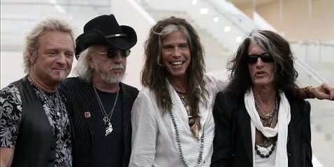 Aerosmith El trono del rock tiene muchos aspirantes según la perspectiva que tomemos, pero posiblemente en el tiempo en el que se tarde en decidirlo Steven Tyler ya se haya sentado sobre él a decidir si en realidad le apetece ocuparlo o no. Si hay una banda que personifica aquello de sexo, drogas y rock and roll esa llegó de Boston, y a todos los que vinieron después, cuyas hazañas a veces alucinan al público (Mötley Crüe, Poison, Guns N' Roses), de cualquiera de ellas habría que decirles aquello del capítulo de South Park: "Los Simpsons ya lo hicieron". Hagas lo que hagas, Aerosmith ya lo hizo antes