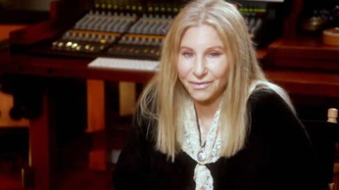 Su madre le aseguró que con esa nariz jamás sería actriz. Su padrastro la llamaba “fea”. Pero la chica judía de Brooklyn empleó su voz para lograr el éxito. Streisand se ha convertido en la única artista que se ha mantenido durante seis décadas en el top ten de las listas, reafirmando así que es la cantante femenina con mayores ventas de la historia. El talento de Barbra Streisand logró romper moldes demostrando el poder y profesionalidad de una mujer que tuvo que saltar varios baches a lo largo de su carrera para convertirse tanto en una de las grandes actrices de Hollywood, como en una de las cantantes más aclamadas de todos los tiempos.