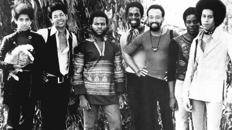 Maurice White, un visionario, como dijo el genial músico canadiense David Foster, fusionó el rock, el R&B, el jazz, el soul, el funk, para crear un ritmo propio e inimitable. En todo el mundo ‘Earth, Wind & Fire’ ha vendido más de 90 millones de copias, ha recibido seis veces el prestigioso premio ‘Grammy’, y en el 1995 fue incluido en el Salón de la fama del Rock and Roll. En una entrevista con el Chicago Tribune, en 1985, Maurice White admitió que esperaba que su música le diera a la gente “esperanza” y vaya si la necesitamos…¡más que nunca!