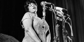 Ella Fitzgerald Apodada "La Primera Dama de la Canción", Ella Fitzgerald fue la cantante de jazz femenina más popular en los Estados Unidos durante más de medio siglo. En su vida, ganó 13 premios Grammy y vendió más de 40 millones de álbumes. Su voz era flexible, amplia, precisa y sin edad. Podía cantar baladas sensuales, jazz dulce e imitar todos los instrumentos de una orquesta. Trabajó con todos los grandes del jazz, desde Duke Ellington, Count Basie y Nat King Cole, hasta Frank Sinatra, Dizzy Gillespie y Benny Goodman. (O más bien, algunos podrían decir que todos los grandes del jazz tuvieron el placer de trabajar con Ella). Actuó en los mejores lugares de todo el mundo y los llenó hasta los topes. Su público era tan diverso como su rango vocal. Eran ricos y pobres, compuestos de todas las razas, todas las religiones y todas las nacionalidades. De hecho, muchos de ellos solo tenían un factor vinculante en común: todos la amaban.