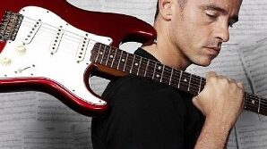 “Yo nací artísticamente hace más de treinta y cinco años, pero la gente siempre me ha visto como ‘il bello ragazzo’, un tipo guapo pero sin sustancia. Me ha costado más de tres décadas demostrar que no solo soy una linda imagen, soy un artista profesional. Afortunadamente, contaba con varias armas, como mi voz, que es bastante reconocible. Yo he crecido, pero mi voz siempre ha quedado igual, en treinta años sigue siendo la voz de cuando tenía veinte años, es extraño ¿no?” Comentaba Eros en una entrevista reciente. Lo lleva impreso en el nombre: ha dedicado su carrera musical al amor. Y a ese tema universal, el que lleva protagonizando sus canciones desde hace más de 35 años. No tiene rutina de cuidados y solo practica algo de deporte cuando le dejan, aunque aún mantiene esa «chulería» de ser un hombre atractivo y muy deseado por sus fans.