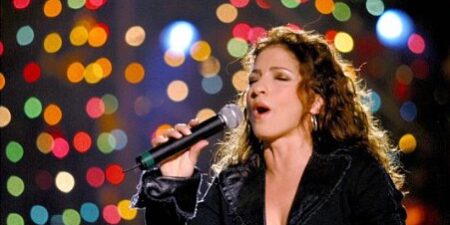 Gloria Estefan En un panorama musical sobresaturado de estrellas fugaces, Gloria Estefan pertenece a esa constelación menguante de supernovas del pop que no necesitan presentación. Sólo a los más jóvenes quizá les venga bien alguna introducción para entender la magnitud de esta leyenda de la música latina, que es, además, una de las mujeres más poderosas de la industria, con una fortuna estimada en quinientos millones de dólares y un mastodóntico historial de premios y reconocimientos, nuestra Medalla de Oro de las Bellas Artes incluida.