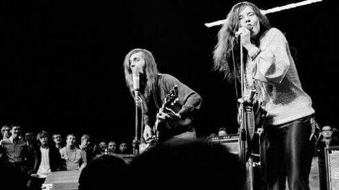 Janis Joplin se ha convertido en leyenda como un alma atrevida y apasionada, condenada por el dolor que produjo una de las voces más extraordinarias de la historia del rock. Janis era perfeccionista: un músico apasionado y erudito que nació con talento, pero también trabajó excepcionalmente duro para desarrollarlo. Era una mujer que empujó los límites del género y la sexualidad mucho antes de que fuera socialmente aceptable. Fue la primera mujer estrella del rock, con una voz prodigiosa, potente y agresiva. Con ella expresaba su rebeldía, independencia, el inconformismo que presidió toda su amarga juventud, con repentinos, fugaces pero incesantes amores que nunca la hicieron feliz.