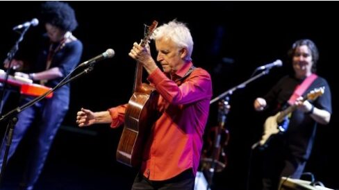 Tocado por la dulce ironía del sur, Kiko Veneno es una anécdota sevillana forjada por canciones salerosas y fibras sensibles…así se le describe en la contraportada del libro Kiko Veneno, Flamenco Rock. Sin duda una definición que raya la perfección si queremos describir a este trashumante de estilos y lugares.