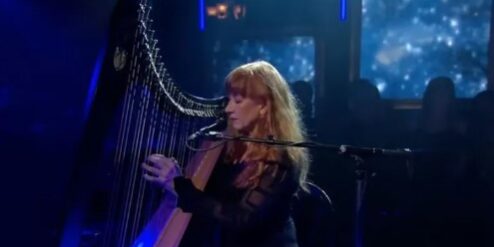 Loreena Mckennitt Hay un tipo de música, tan infrecuente como deliciosa, que al escucharla te transporta a regiones poco transitadas, campos luminosos que se abren al alma acendrada y la liberan de las complicaciones mundanas. Al rebasar el umbral de ese reino supraterrenal, una inefable sensación de beatitud y de calma gozosa se apodera de tu aliento, zambulléndote en un éxtasis lacustre. Si bien es verdad que las puertas del Cielo se abren casi en exclusivo para deleite de la música clásica, no menos cierto es que aún sigue habiendo cantantes y compositores en posesión de esta llave mágica. Una gondolera que boga por estos canales empíreos es Loreena McKennitt, la voz más preciosa sobre la faz de la Tierra