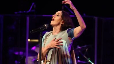 Luz Casal Su nombre es sinónimo de energía, de buen hacer, de trabajar incansablemente, de subirse a un escenario y dejarse la piel sobre las tablas para que el público salga de allí pletórico de satisfacción. Luz ha demostrado durante todos estos años que, con tesón, trabajo duro, y calidad, todo se puede conseguir. Ha tenido que trabajar muy, muy duro para superar los prejuicios que se ha encontrado en el mundo de la música por el simple hecho de ser mujer y está claro que nadie le ha regalado nada. Con toda seguridad, en este momento estará pensando en nuevas músicas, nuevas letras, nuevas canciones para un nuevo álbum. Porque decir Luz Casal es decir música.