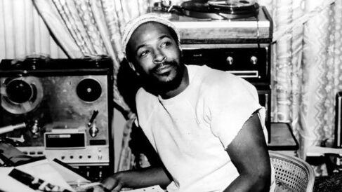 Marvin Gaye La música de Marvin Gaye siempre regresa porque apela a tres instintos humanos básicos: la sexualidad, la diversión y la esperanza. Con esta triada el cantante no solo se hizo millonario, también trascendió el mundo de la música hasta quedar arraigado en la conciencia colectiva musical de Occidente. Es probable que todos hayamos escuchado alguna canción de Marvin en algún momento de nuestras vidas y, sin lugar a dudas, las próximas generaciones se aferrarán a su mensaje y a su ritmo