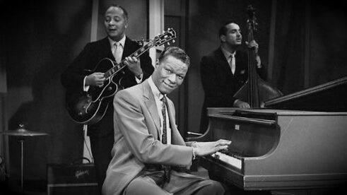 La música y la voz de Nat King Cole han perdurado en el tiempo. Su hija Natalie continuó el camino emprendido por su padre, convirtiéndose en una cantante de éxito por derecho propio, grabando un éxito póstumo al unir su voz con la de su padre en el gran éxito Unforgettable. En los años 40, solo Sinatra le superó en éxito. Nat King Cole, uno de los mejores pianistas y cantantes de jazz de la historia, del que se dice que era el cantante favorito del presidente John F. Kennedy. Pero su éxito fue cosechado en la época de la segregación racial y sufrió las consecuencias de la misma, tanto por parte de la población blanca, como de la comunidad afroamericana