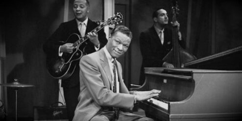Nat King Cole La música y la voz de Nat King Cole han perdurado en el tiempo. Su hija Natalie continuó el camino emprendido por su padre, convirtiéndose en una cantante de éxito por derecho propio, grabando un éxito póstumo al unir su voz con la de su padre en el gran éxito Unforgettable. En los años 40, solo Sinatra le superó en éxito. Nat King Cole, uno de los mejores pianistas y cantantes de jazz de la historia, del que se dice que era el cantante favorito del presidente John F. Kennedy. Pero su éxito fue cosechado en la época de la segregación racial y sufrió las consecuencias de la misma, tanto por parte de la población blanca, como de la comunidad afroamericana