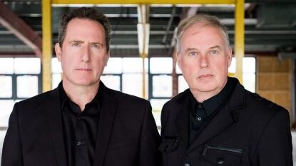 OMD ha vendido la asombrosa cifra de 25 millones de singles y 15 millones de álbumes, lo que los ha establecido como pioneros en el uso de sintetizadores electrónicos y uno de los grupos pop más queridos de Gran Bretaña. Orchestral Manoeuvres in the Dark cumplen nada más y nada menos que 41 años en su negociado de electropop con ínfulas académicas. Tal y como están las cosas parece una heroicidad, y aunque estuvieron casi una década en barbecho, ahí continúan dando que hablar.