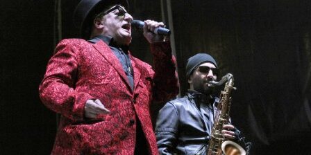 Orquesta Mondragon Cumplir 20 o 30 años de trayectoria musical con el mismo proyecto, es probablemente una de las metas de cualquier músico, sin embargo, crecer, evolucionar y mantenerse vigente dentro de una escena tan cambiante, son solo algunos de los grandes retos que todas las bandas deben enfrentar en la actualidad. Llegar a los 40 años de carrera o más, es todavía un logro que pocas agrupaciones pueden desbloquear, y la Orquesta Mondragón es una de ellas, con sus 44 años continúan reafirmando su compromiso con el público, la música y su espectáculo arriba del escenario.
