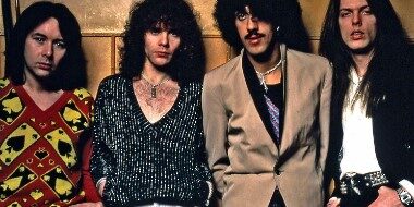 Thin Lizzy Autenticidad rockera, acordes contundentes, estribillos-himno, extraordinarios riffs, intensos ritmos, sentido melódico, notorios solos y estupendas letras conforman algunas de las particularidades de este fenomenal grupo liderado por Phil Lynott, uno de los más subestimados talentos aparecidos en este, por lo general, artificioso mundillo musical con influencias de la Jimi Hendrix Experience, Led Zeppelin, Cream o Van Morrison. ¡Qué grandes son Thin Lizzy y que grande es Phil Lynott!
