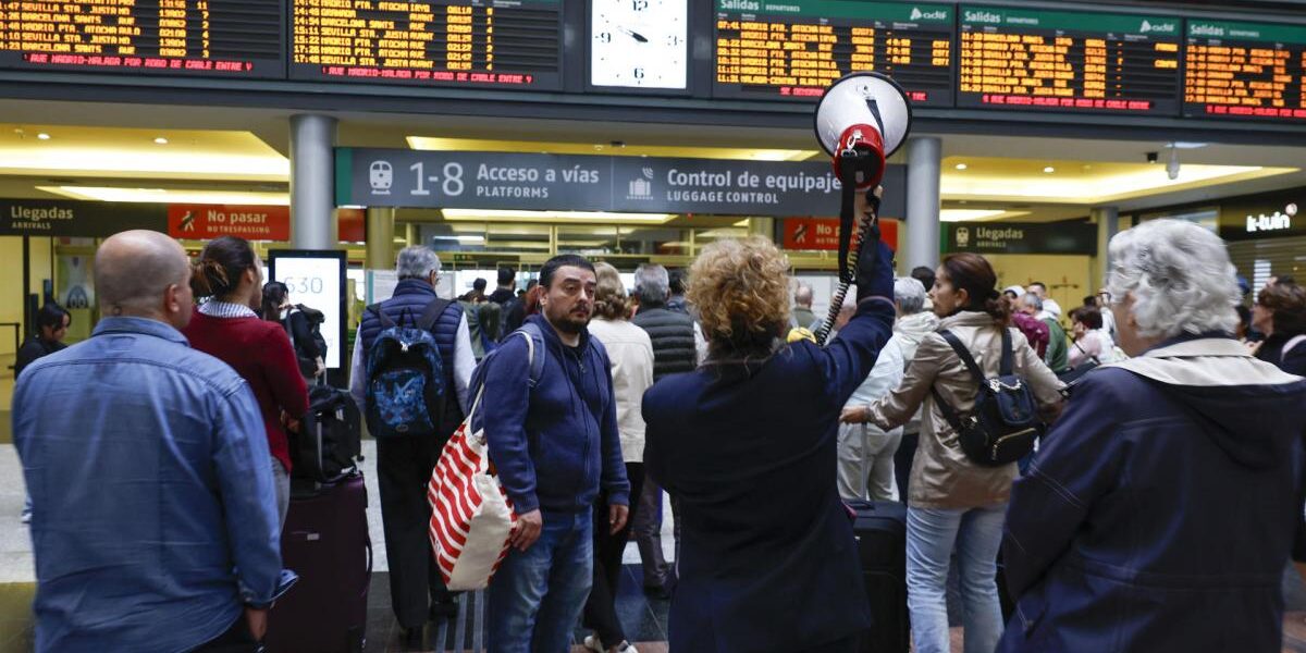 una-empleada-de-renfe-informa-a-los-viajeros-aguardan-en-la-estacion-maria-zambrano-de-malaga-la-reanudacion-del-servicio-de-alta-velocidad